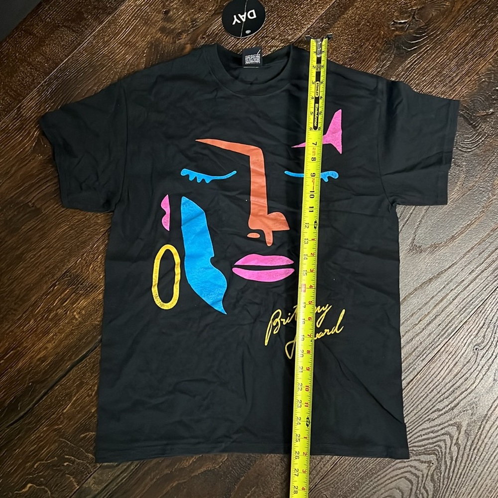 Day by Daydreamer Brittany Abstract Face Tee - Picture 5 of 13